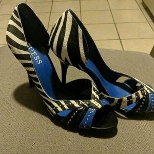 Guess pumps